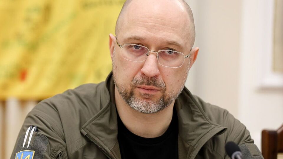 Речь идет об общинах в 100-километровой зоне от линии боевого столкновения, сообщил премьер-министр Украины Денис Шмыгаль