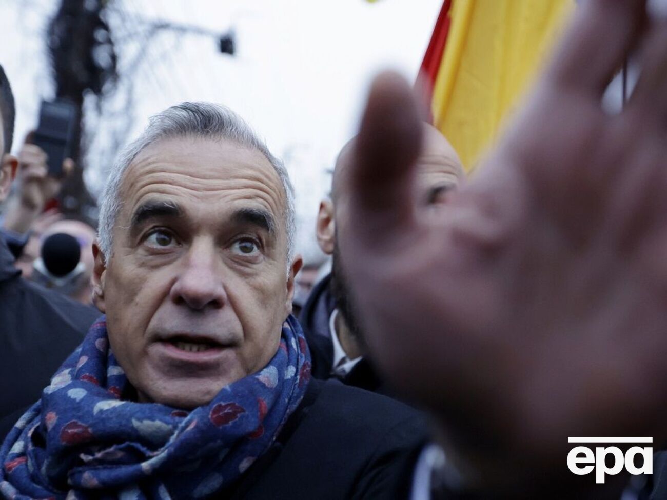 За словами Джорджеску, Зеленський ставить власні інтереси й інтереси політичної еліти вище за національні інтереси своєї країни