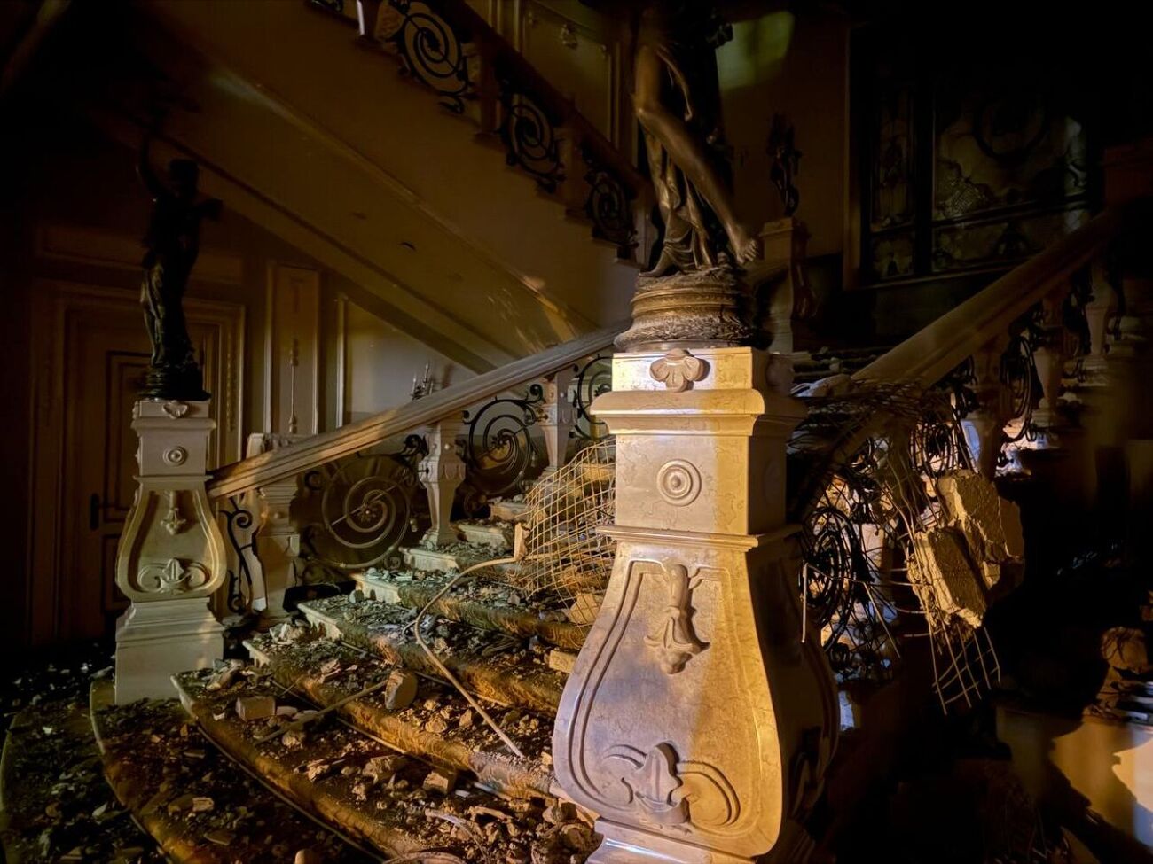 Сотрудницу отеля привалило в бомбоубежище