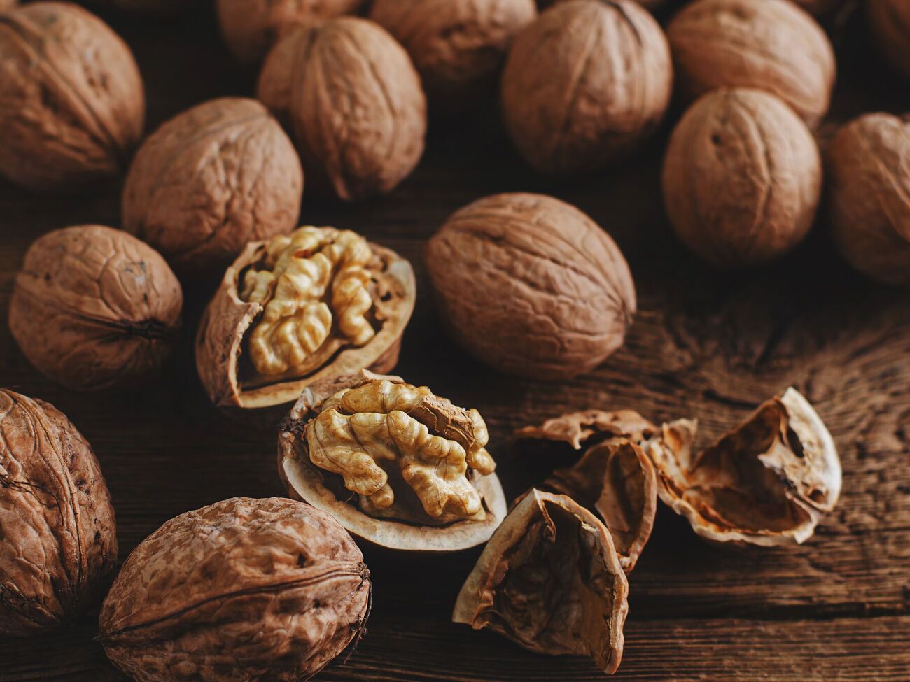 Щоб шкаралупа легко розкрилася, горіхи треба проварити в окропі п'ять хвилин