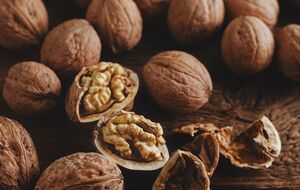 Щоб шкаралупа легко розкрилася, горіхи треба проварити в окропі п'ять хвилин