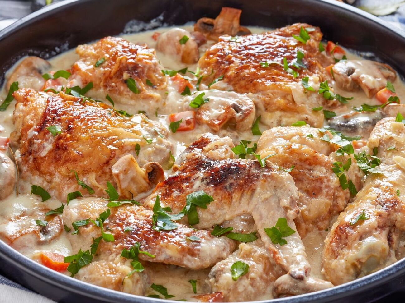 В грузинской кухне это блюдо называется "цыпленок чкмерули"