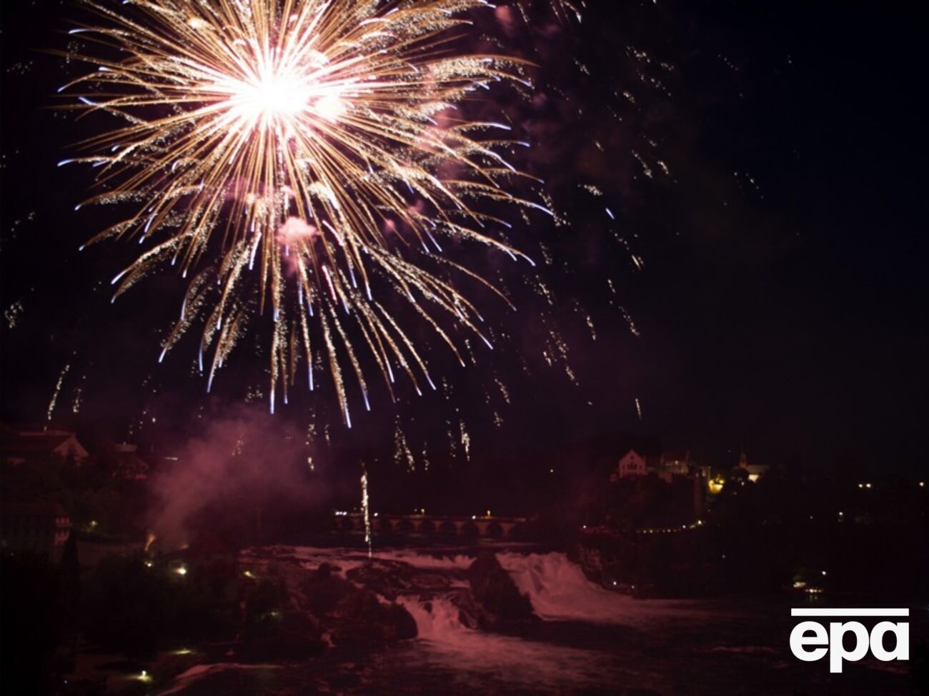 Один салют запустили під час повітряної тривоги, другий – після відбою