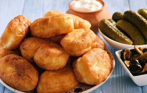 Пиріжки смажать у великій кількості олії