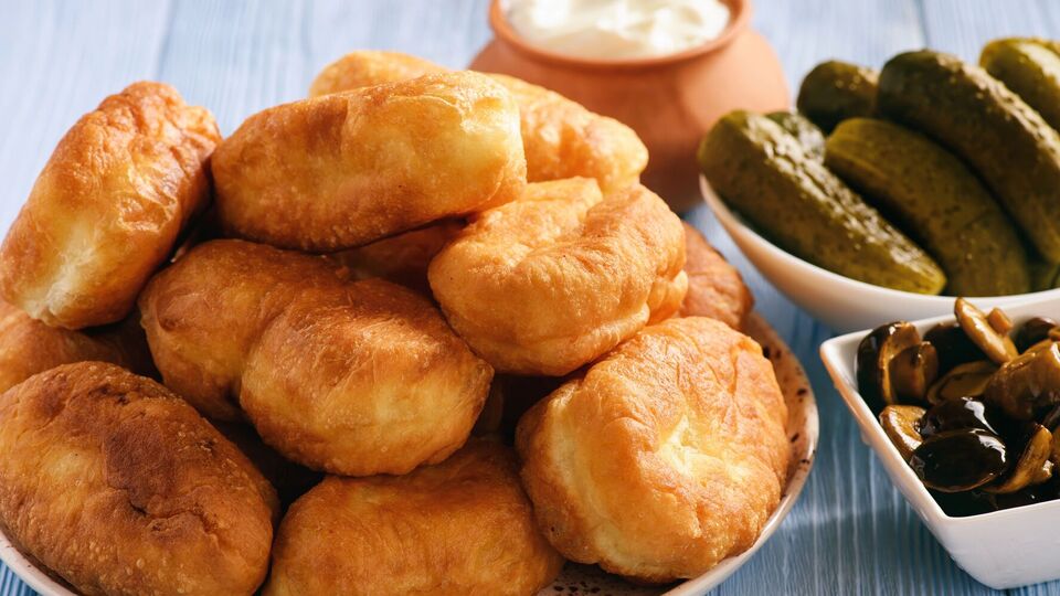 Пиріжки смажать у великій кількості олії