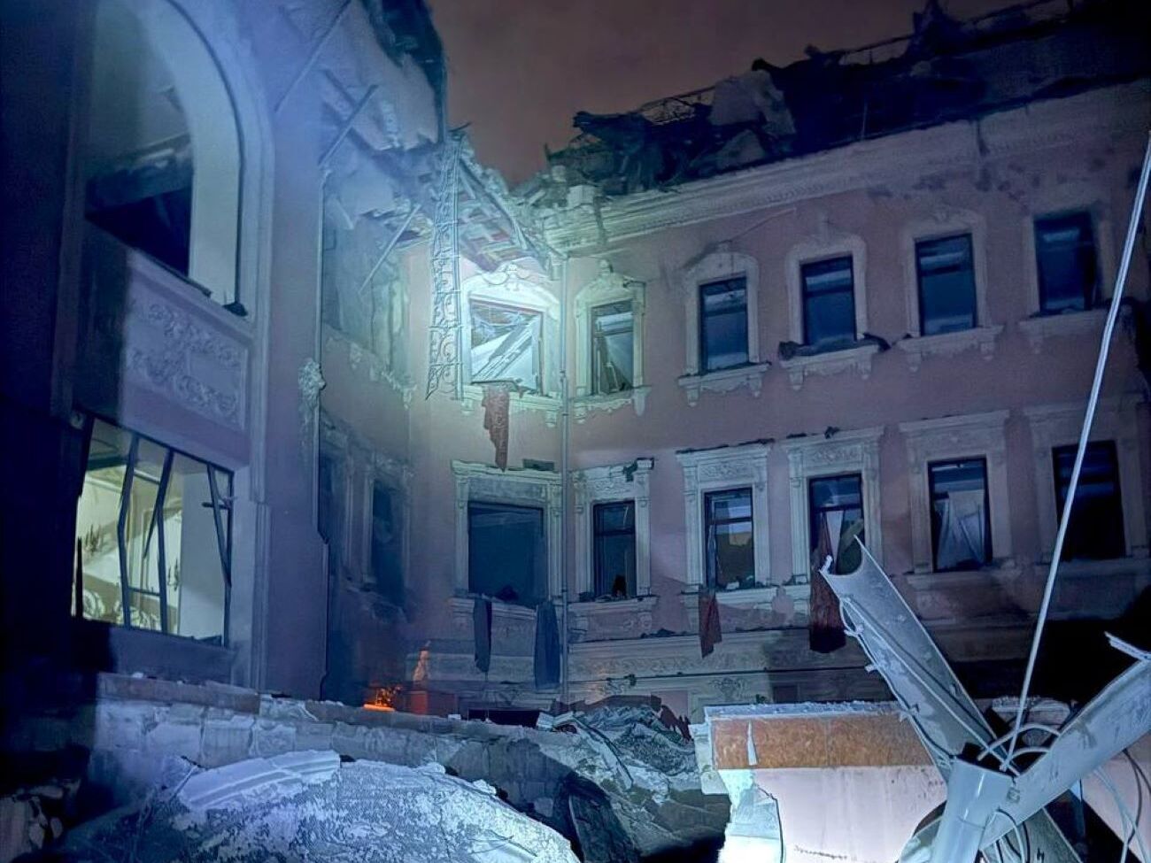 Здание гостиницы повреждено с первого по четвертый этажи, рассказали в ГСЧС