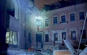 Здание гостиницы повреждено с первого по четвертый этажи, рассказали в ГСЧС