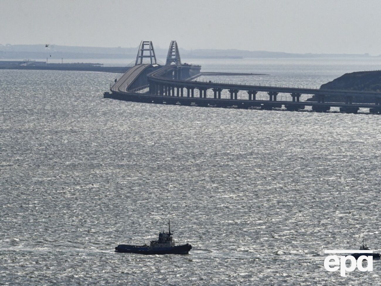 Россияне не пытаются восстановить заграждения у моста