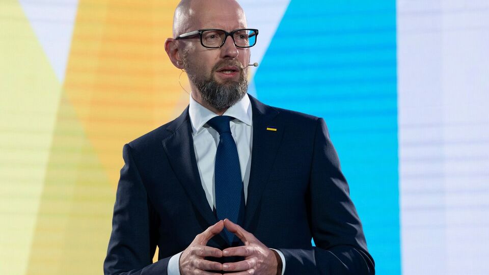 Яценюк назвал неприемлемым поведение Фицо