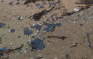 Мазут достиг Севастополя, загрязнение продвигается дальше