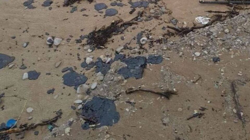 Мазут сягнув Севастополя, забруднення просувається далі