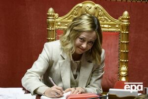 Трамп назвав Мелоні "фантастичною жінкою", яка "дійсно взяла штурмом Європу й усіх інших", пише видання