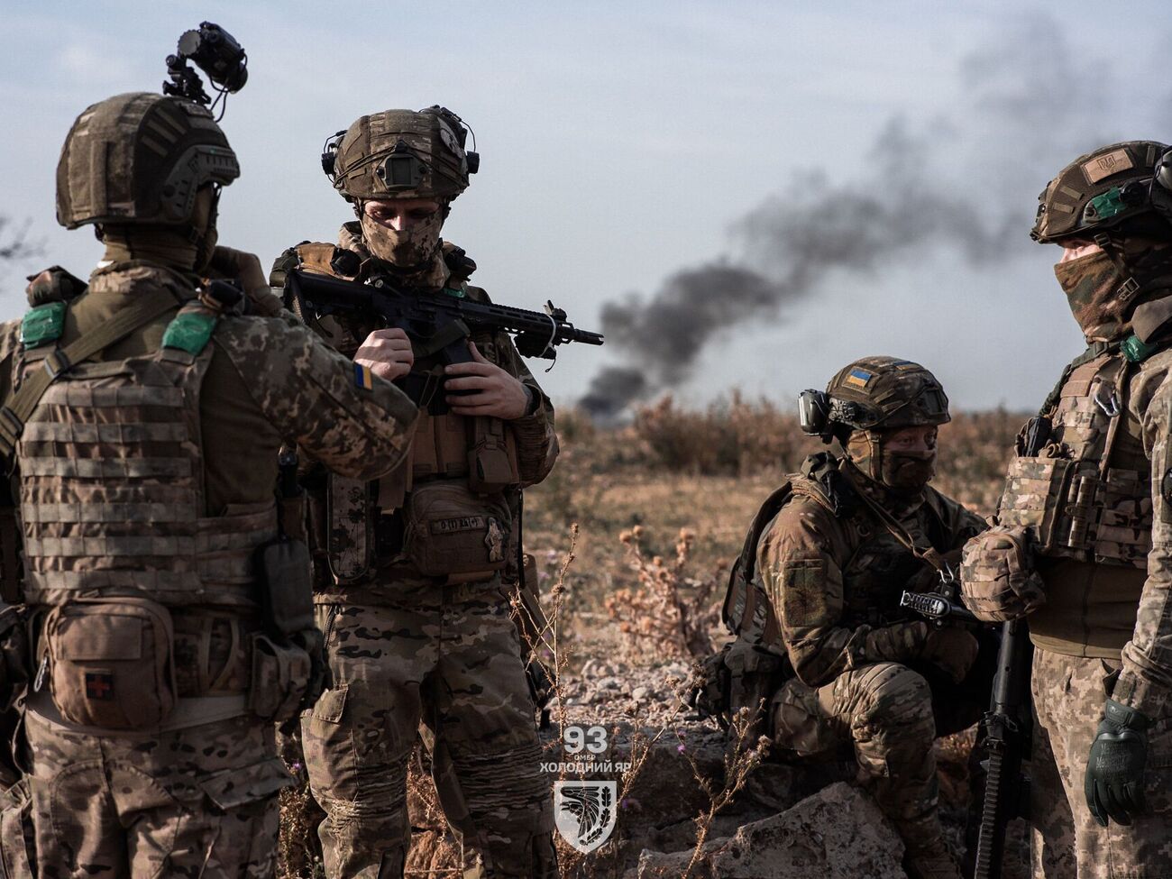 По словам украинских военных, имена которых издание не указывает, в армии до сих пор не хватает мобилизованных