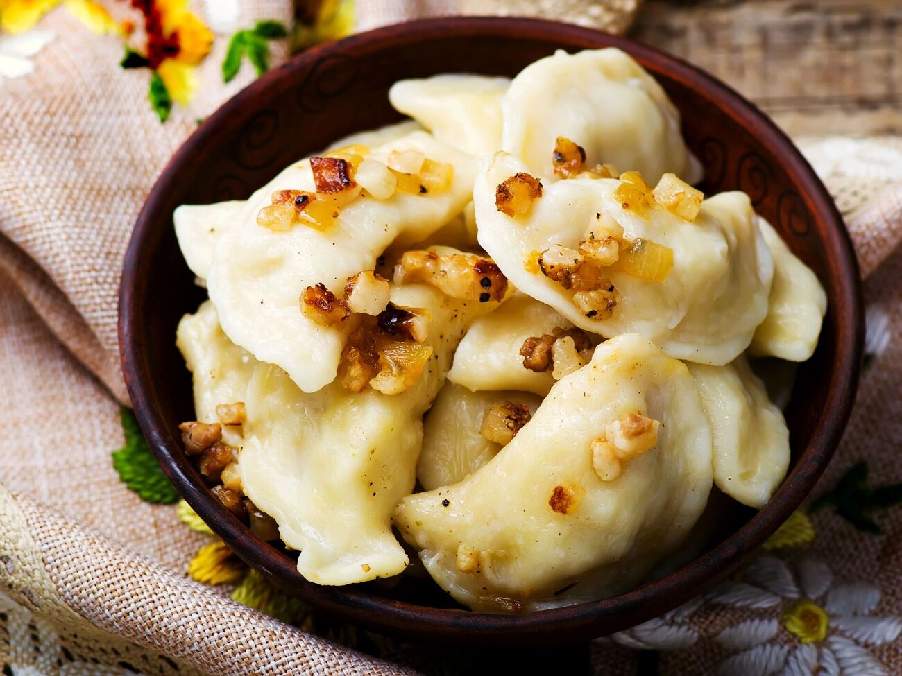 Тесто на вареники сначала вымешивайте ложкой, а затем – руками