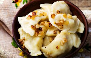 Тесто на вареники сначала вымешивайте ложкой, а затем – руками