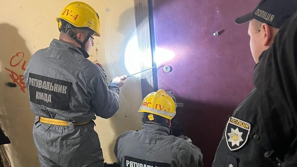 Двері довелося зламувати, зазначили в поліції