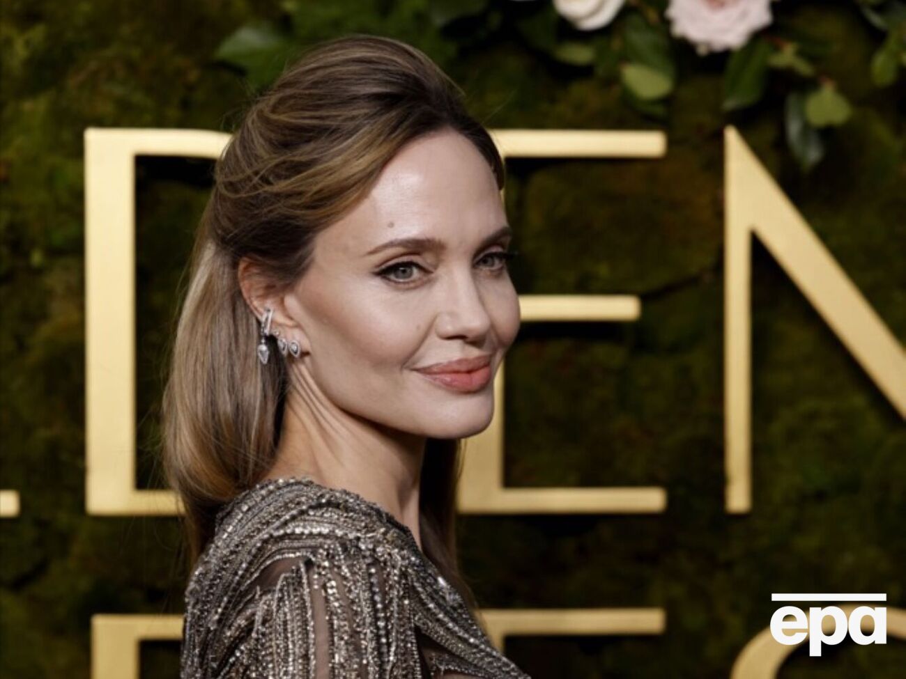 Джоли выбрала для церемонии платье от Alexander McQueen