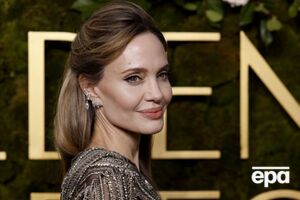 Джоли выбрала для церемонии платье от Alexander McQueen