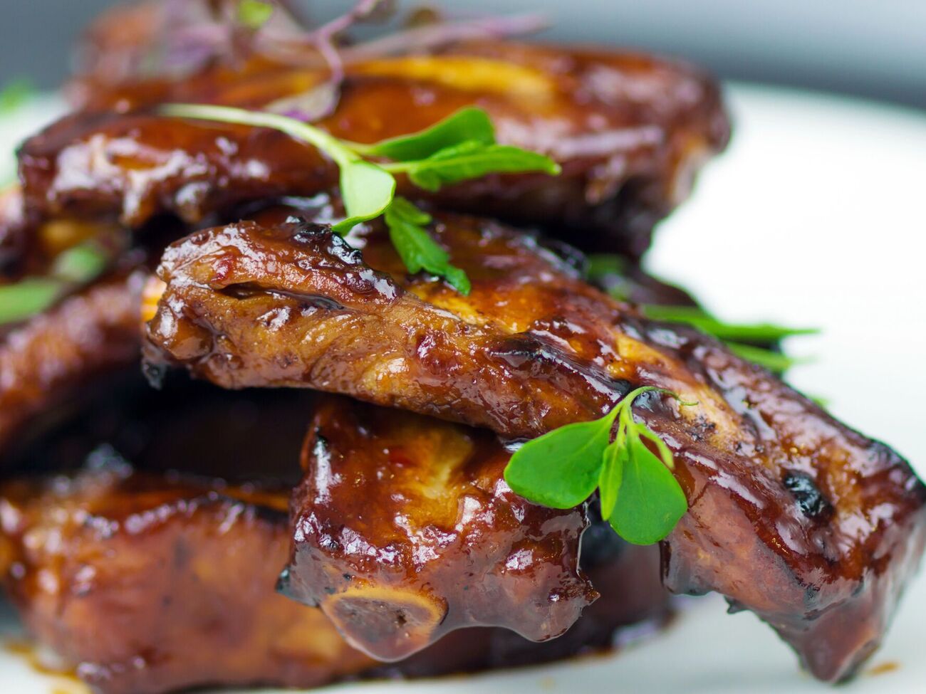 Ребра маринують у соєвому соусі з медом і гірчицею