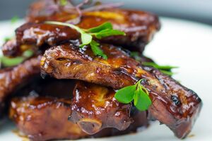 Ребра маринуются в соевом соусе с медом и горчицей