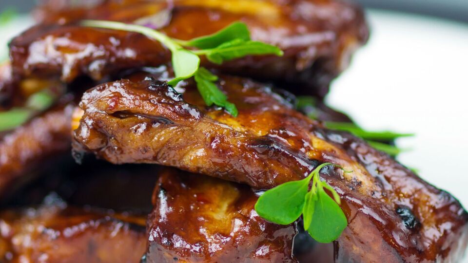 Ребра маринуются в соевом соусе с медом и горчицей