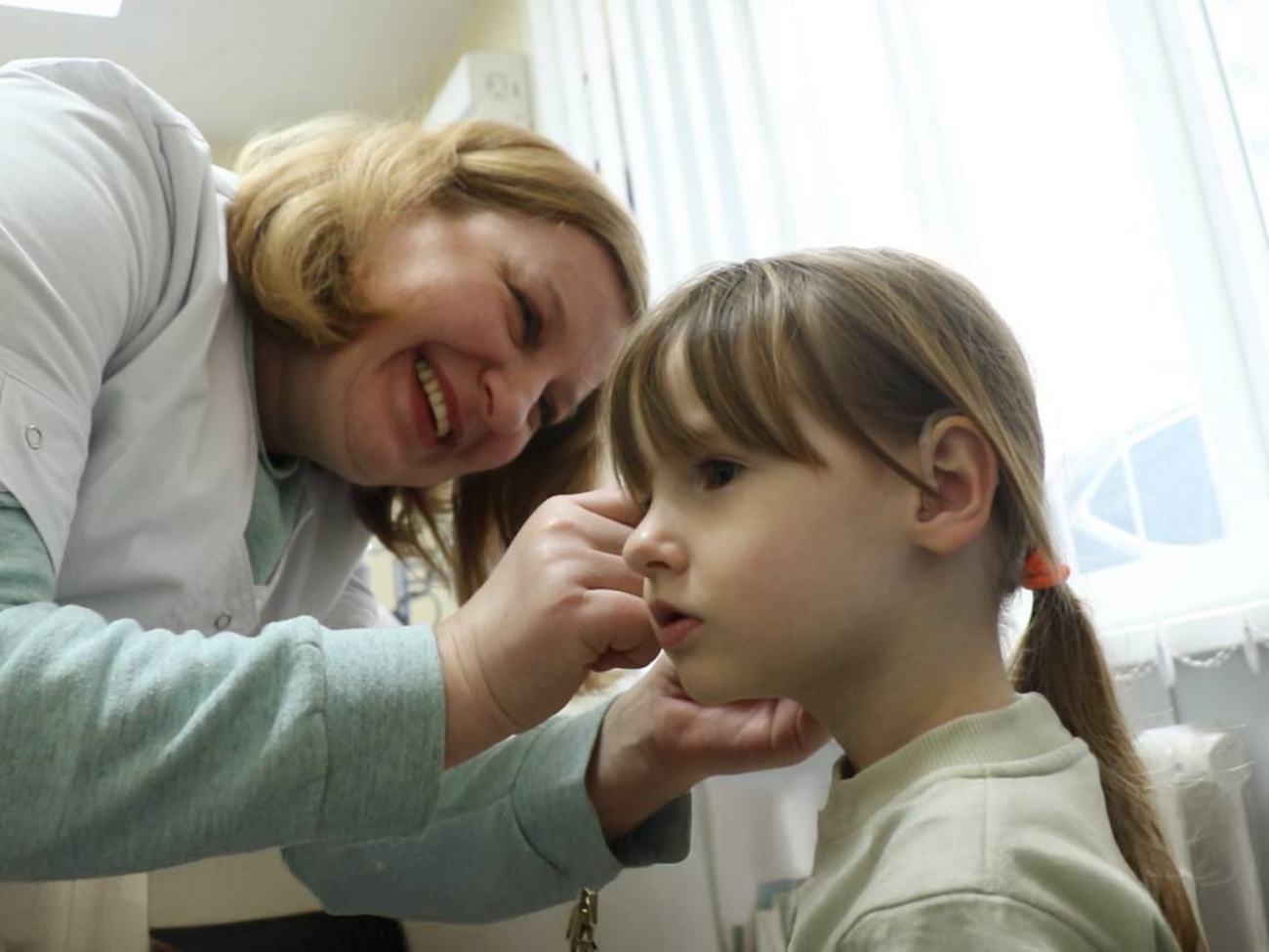 Фонд Ріната Ахметова реалізовує програму забезпечення дітей слуховими апаратами