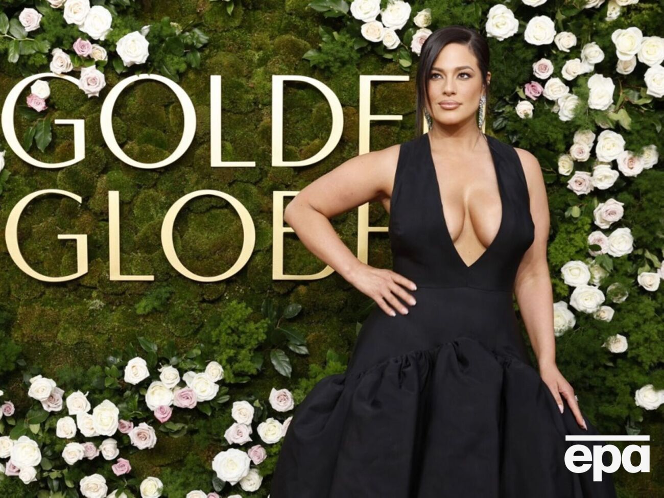 СМИ, описывая наряд Грэм, отметили, что она на публике демонстрировала "очень пышную грудь в глубоком декольте"