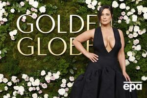 СМИ, описывая наряд Грэм, отметили, что она на публике демонстрировала "очень пышную грудь в глубоком декольте"