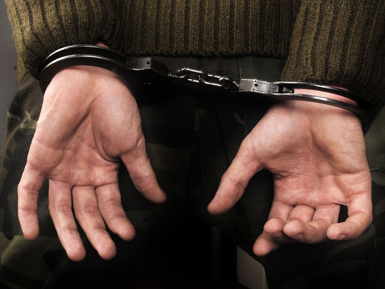 Россиянину инкриминируют жестокое обращение с людьми и нарушение законов войны