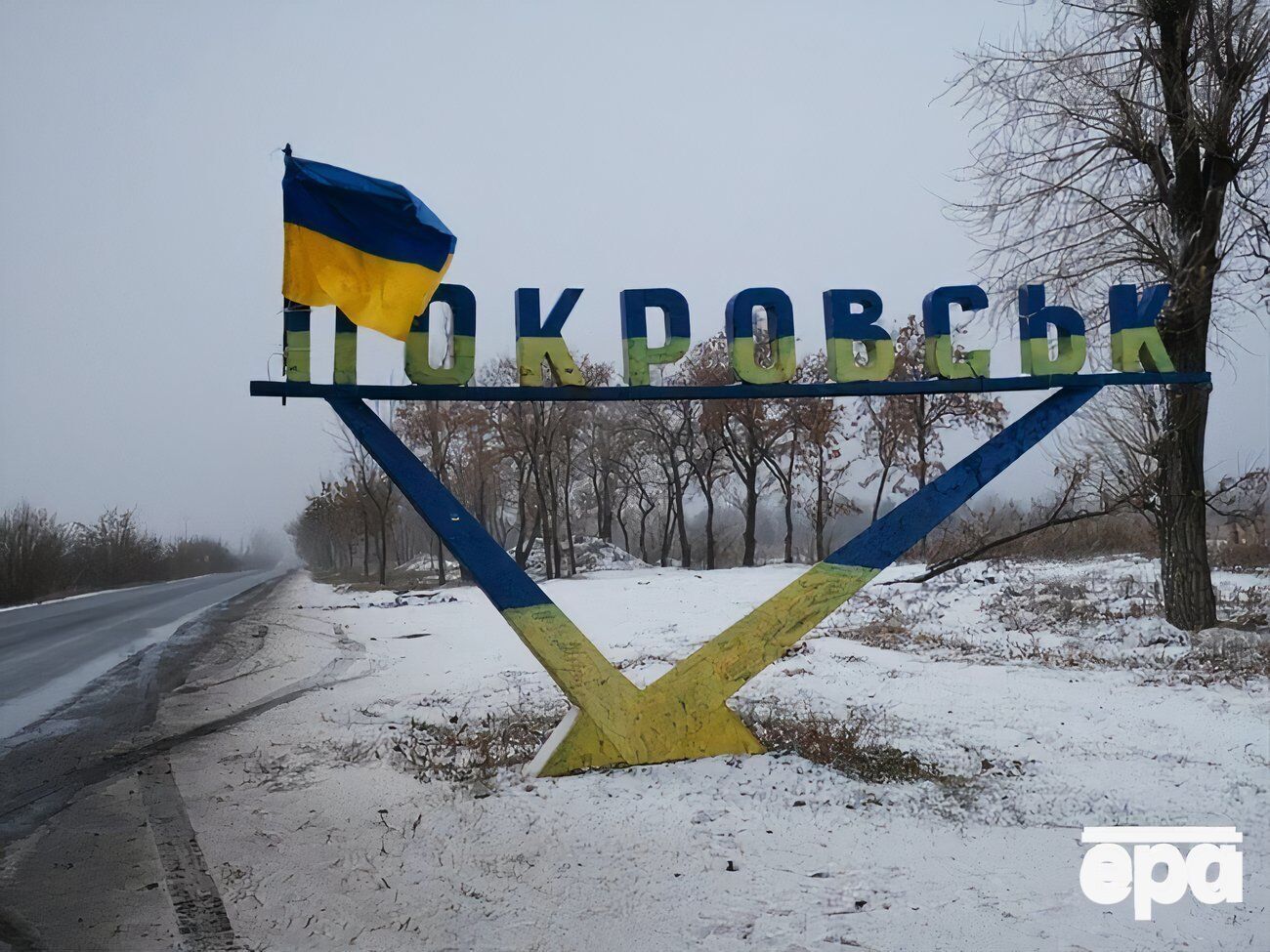 У місті залишилося небагато магазинів і кілька аптек, які й далі працюють, повідомив Сергій Добряк