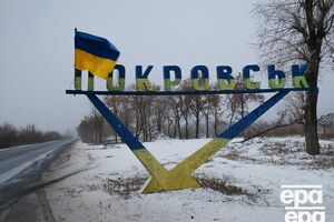 У місті залишилося небагато магазинів і кілька аптек, які й далі працюють, повідомив Сергій Добряк
