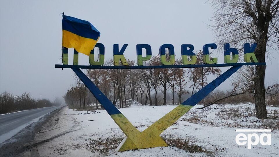 У місті залишилося небагато магазинів і кілька аптек, які й далі працюють, повідомив Сергій Добряк