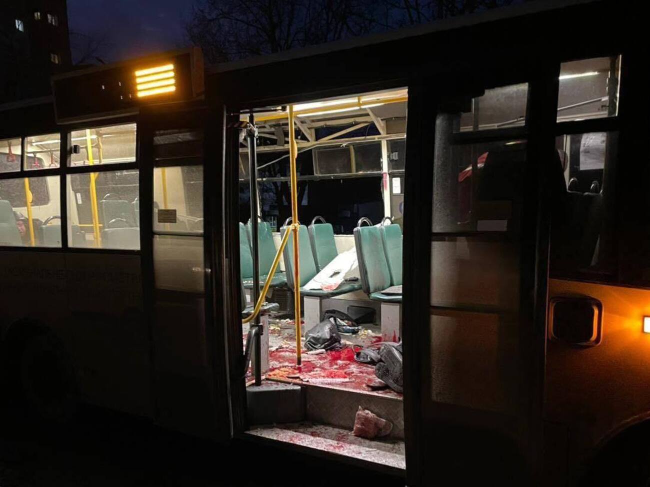 Росіяни вдарили з безпілотника по громадському транспорту в Корабельному районі Херсона, розповіли у МВА