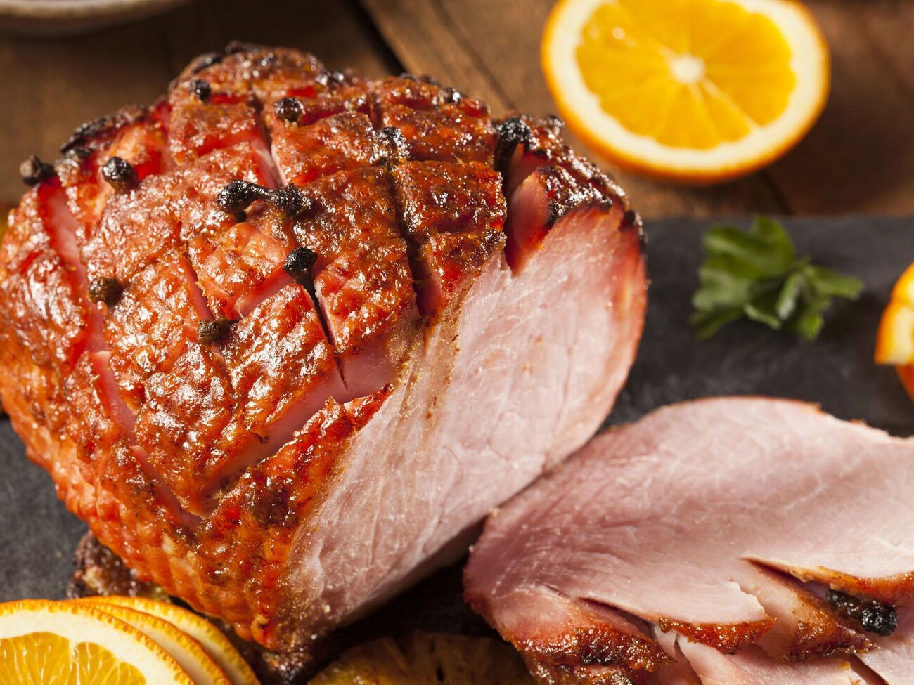 Смак буженини підкреслює велика кількість часнику і спецій