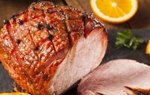 Смак буженини підкреслює велика кількість часнику і спецій