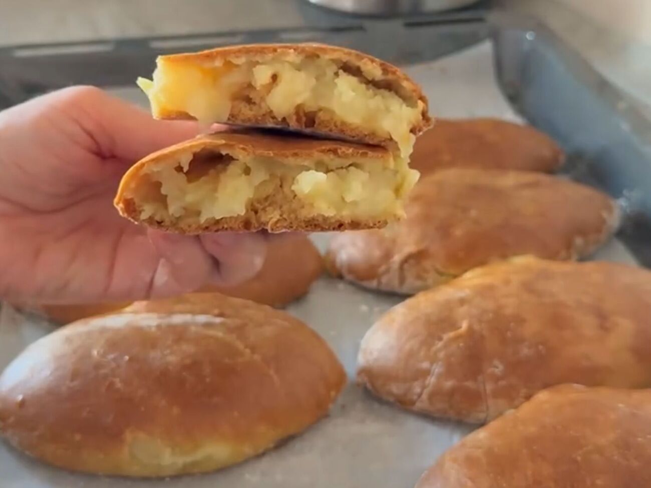 Пирожки с картофелем и луком разлетаются мгновенно