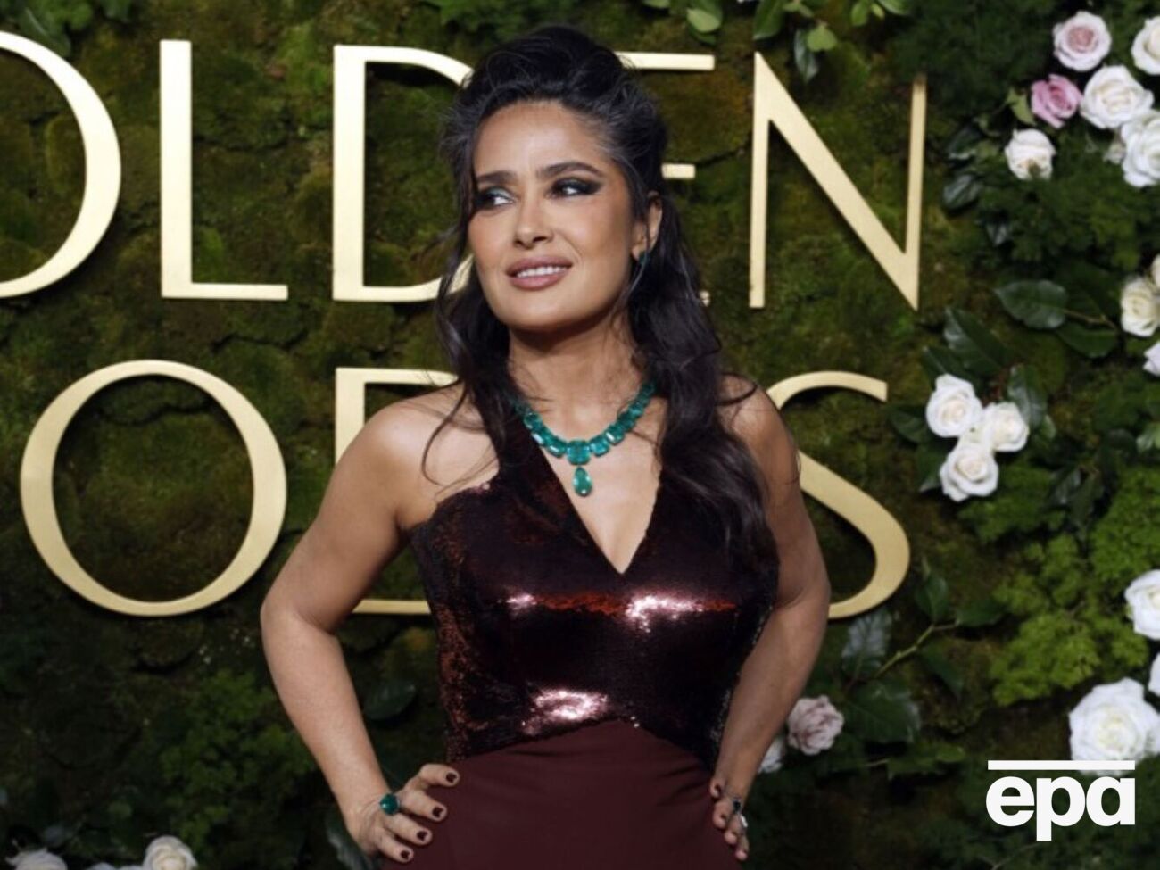 СМИ отмечают, что Хайек выглядела невероятно в платье цвета мерло