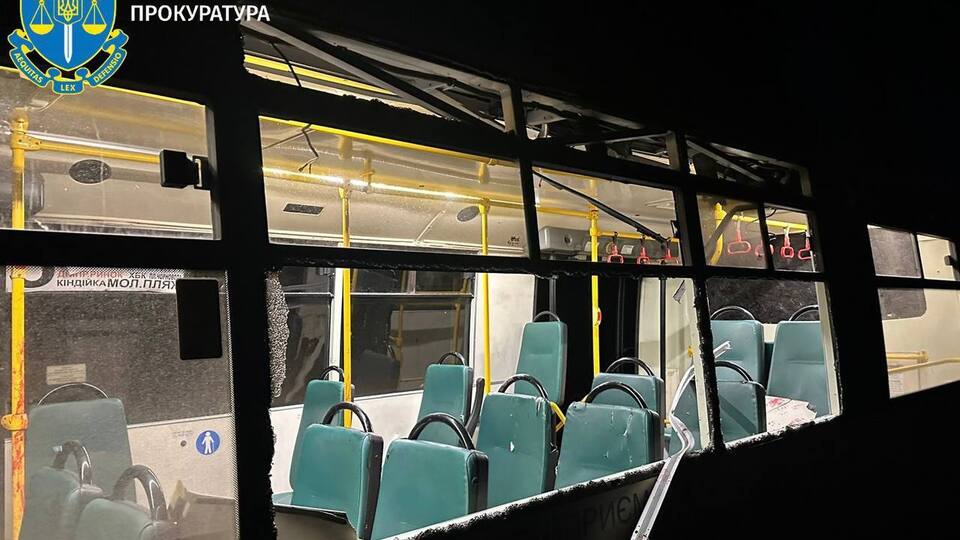 Оккупанты 6 января сбросили взрывчатку с БПЛА на автобус в Херсоне