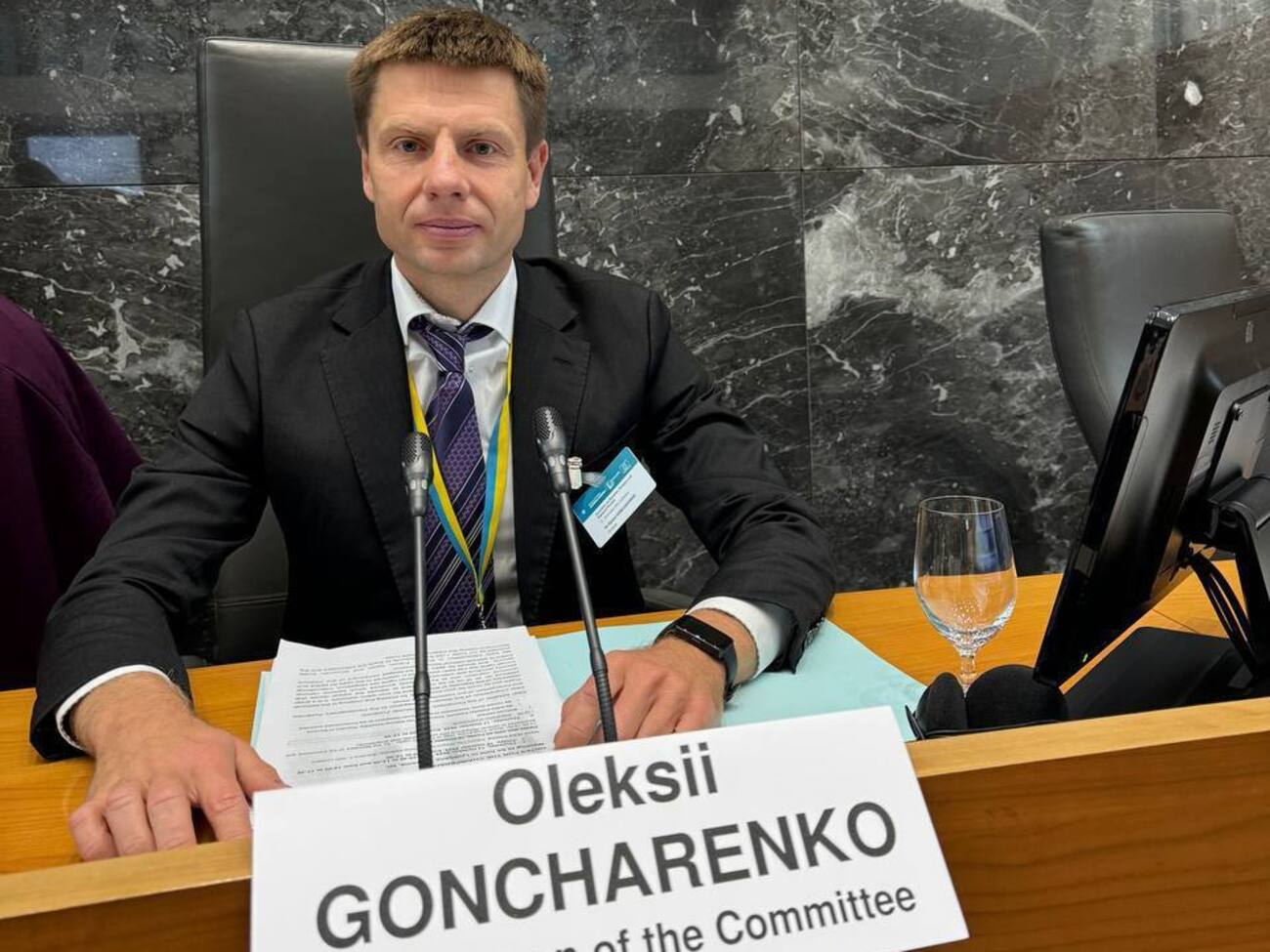 Гончаренко рассказал, что представители турецкого телеканала просили его сменить футболку с надписью о Путине, но он отказался