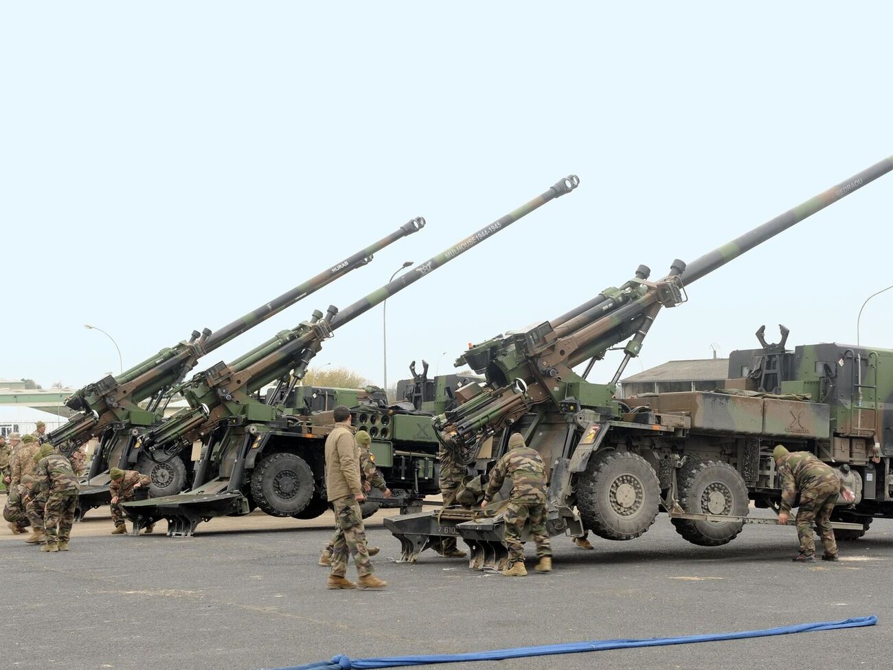 Официальный представитель французской армии рассказал, что несколько десятков украинских солдат дезертировали во время обучения во Франции, отметило AFP