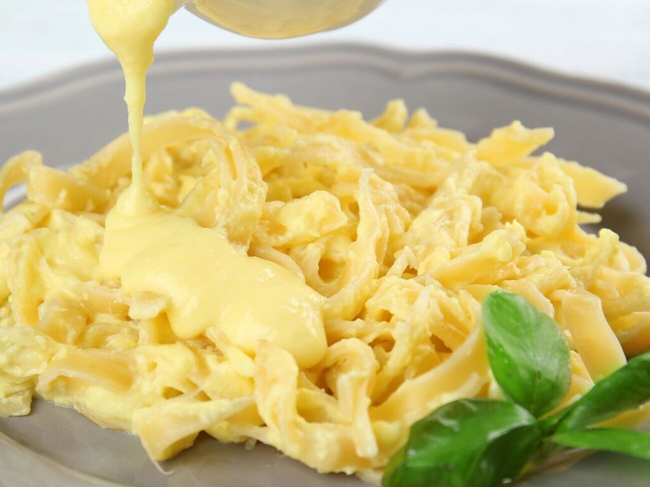 Для соуса возьмите сыр чеддер