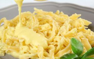 Для соуса возьмите сыр чеддер