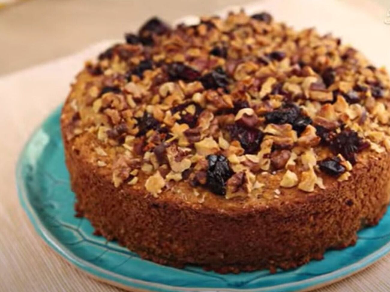 Для приготовления пирога понадобятся яблоки и овсяные хлопья