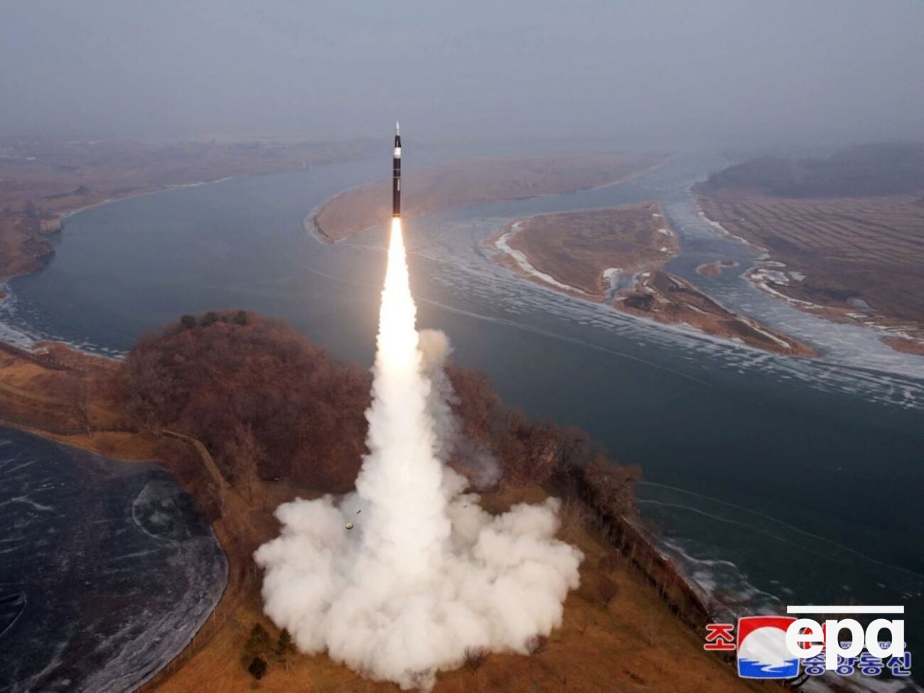 Ракета досягла максимальної висоти 99,8 км зі швидкістю, яка у 12 разів перевищує швидкість звуку, заявив Кім Чен Ин