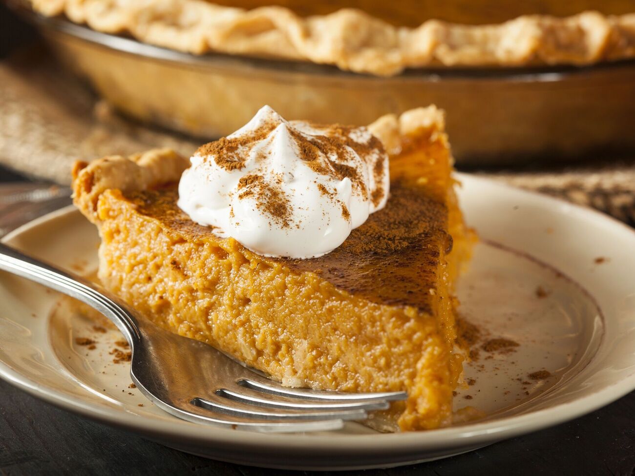 Гарбузовий пиріг подають із кремом