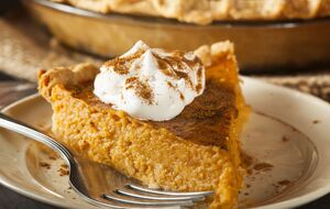 Гарбузовий пиріг подають із кремом