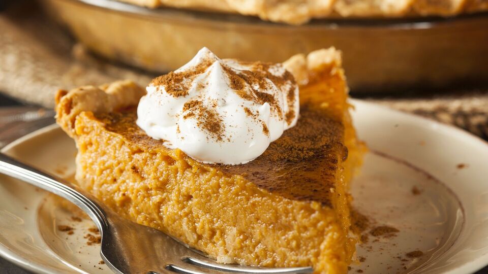 Тыквенный пирог подают с кремом