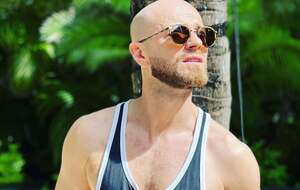 Яма проживає у США