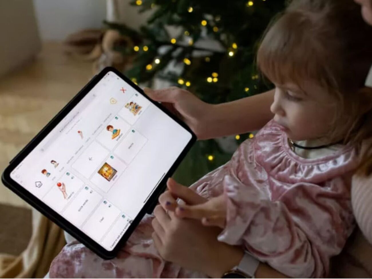 В приложении ребенок с помощью специальных алгоритмов отслеживания движений глаз может выбирать слова или фразы, осуществляя общение