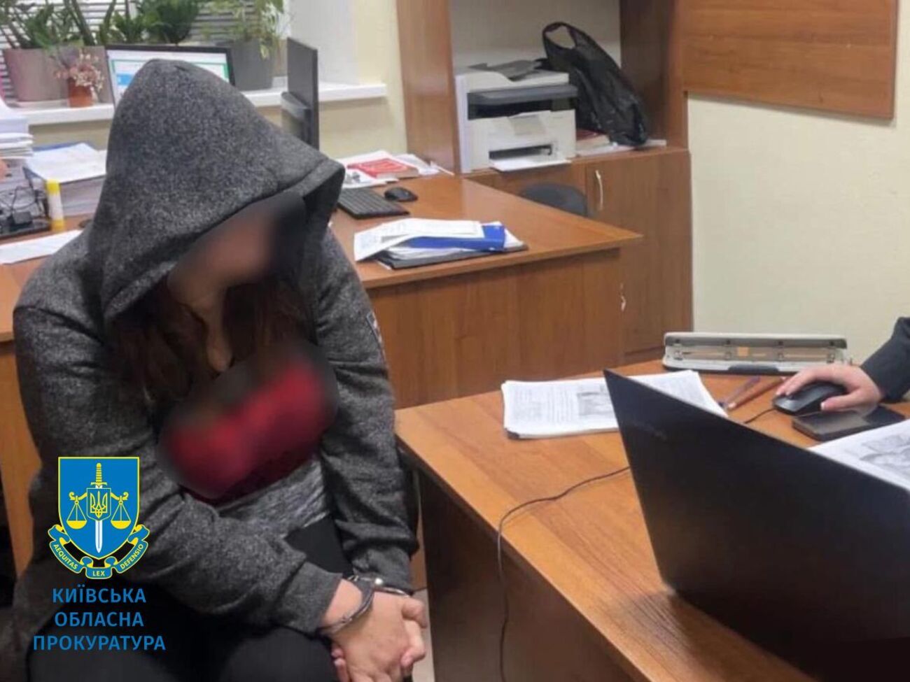 Жінка виготовляла відеофайли порнографічного характеру за своєю участю й двох дочок 2011-го і 2013 року народження, а також залучала чоловіка, розповіли в прокуратурі